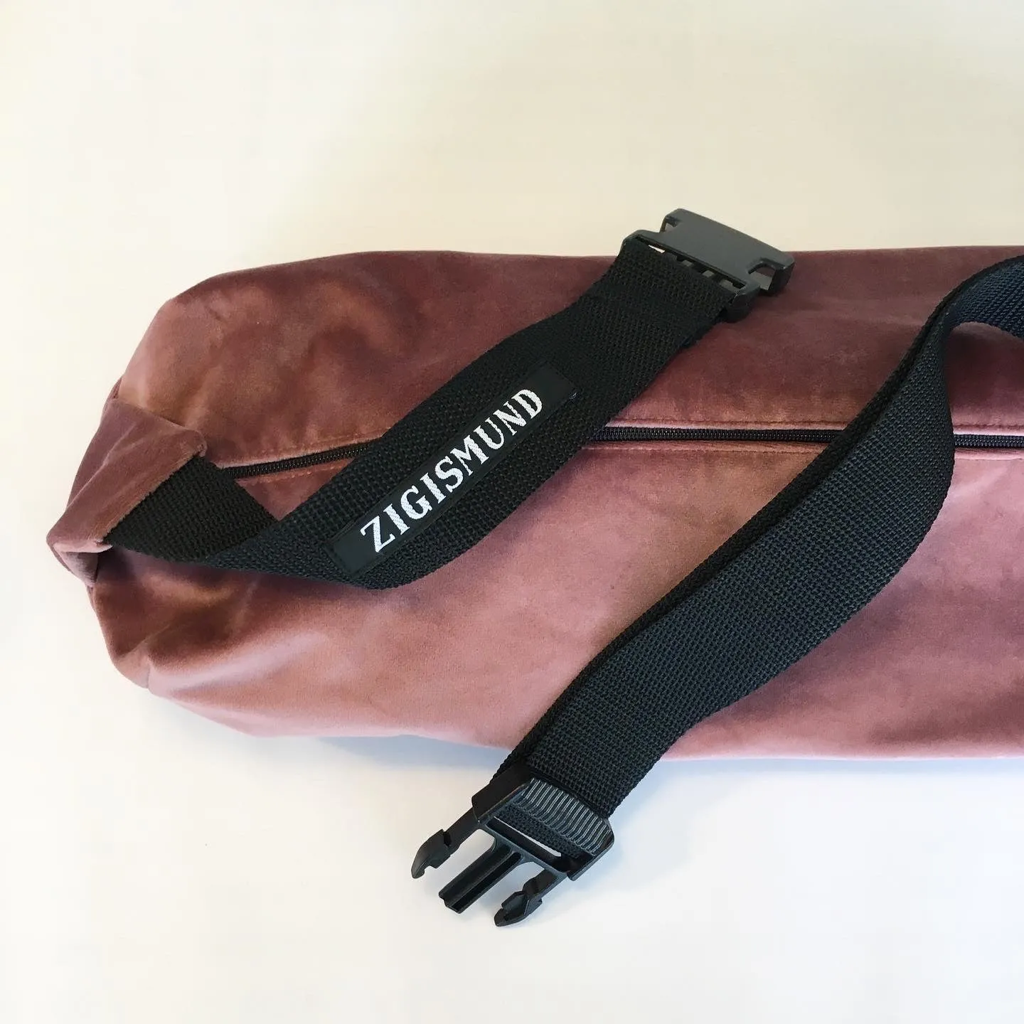 Crossbody bag i mørk rosa velour