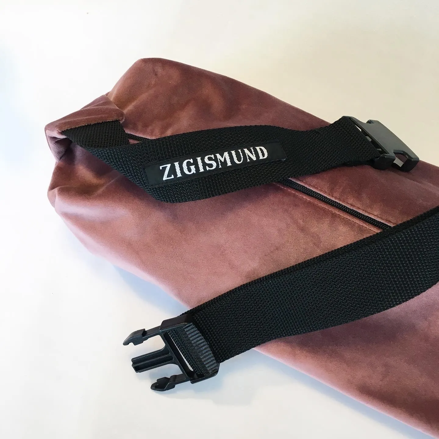 Crossbody bag i mørk rosa velour