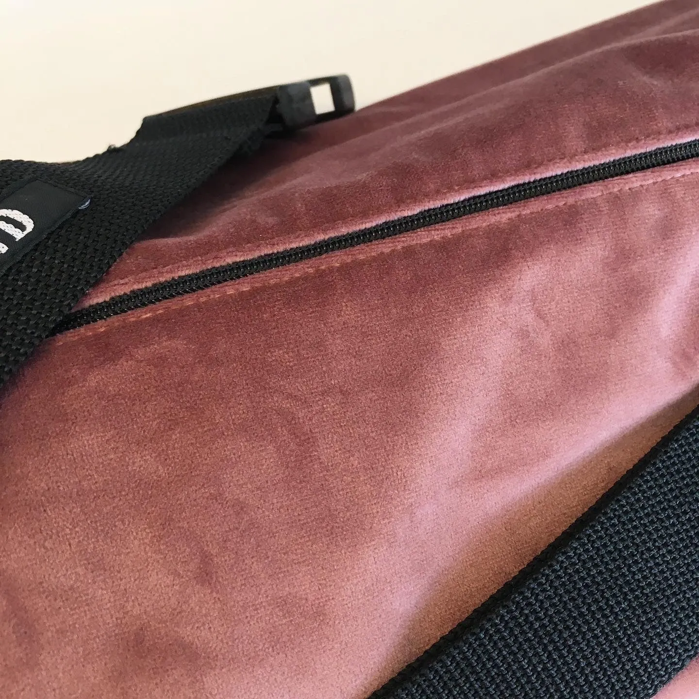 Crossbody bag i mørk rosa velour