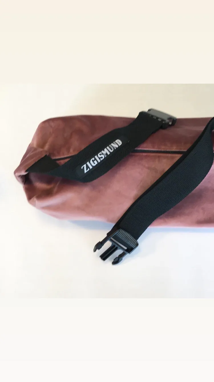 Crossbody bag i mørk rosa velour