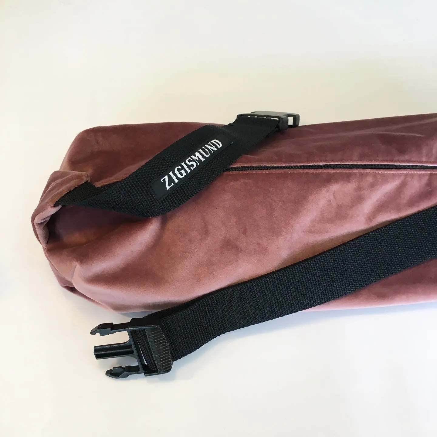 Crossbody bag i mørk rosa velour