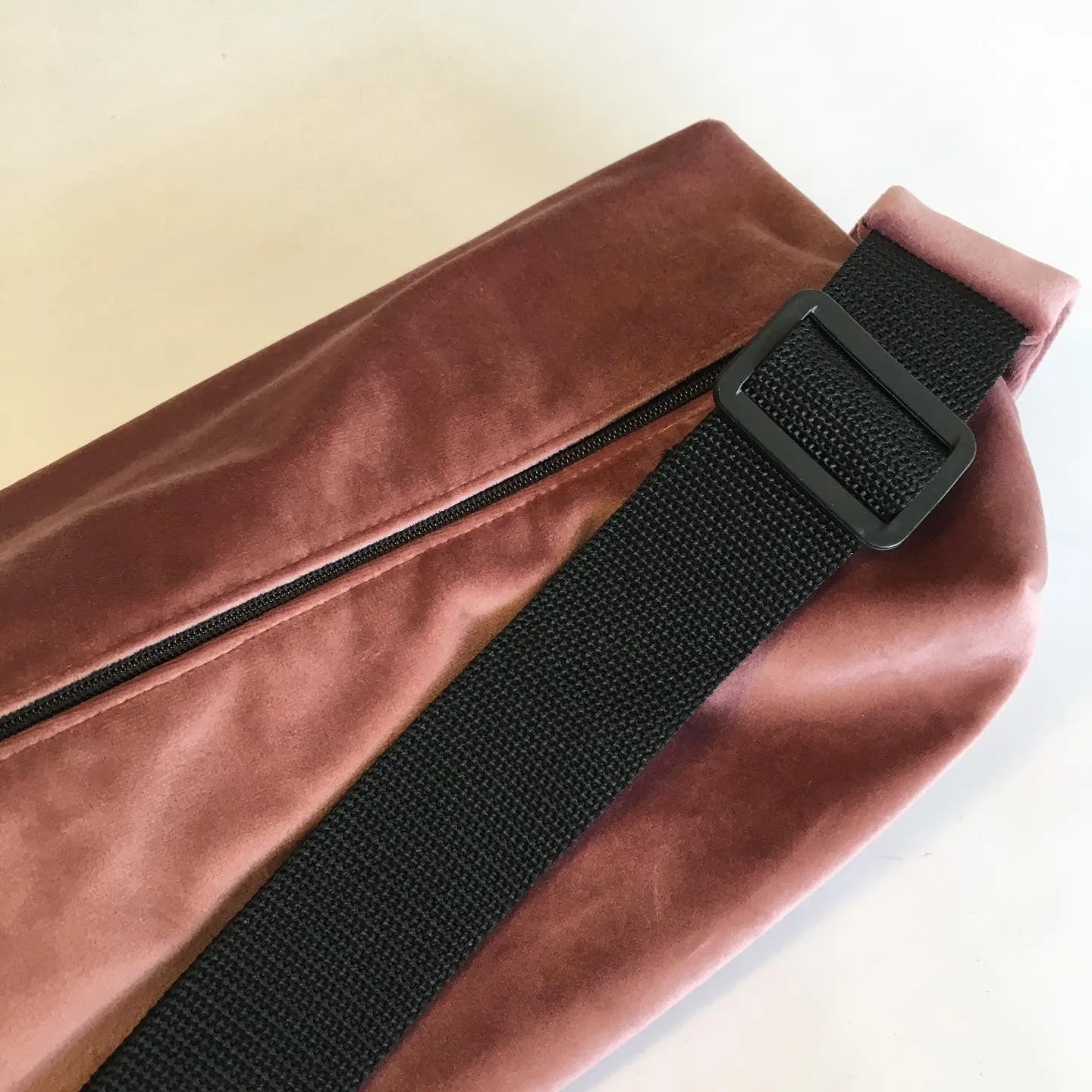 Crossbody bag i mørk rosa velour