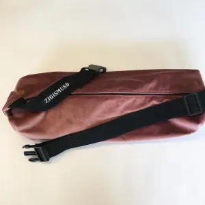 Crossbody bag i mørk rosa velour