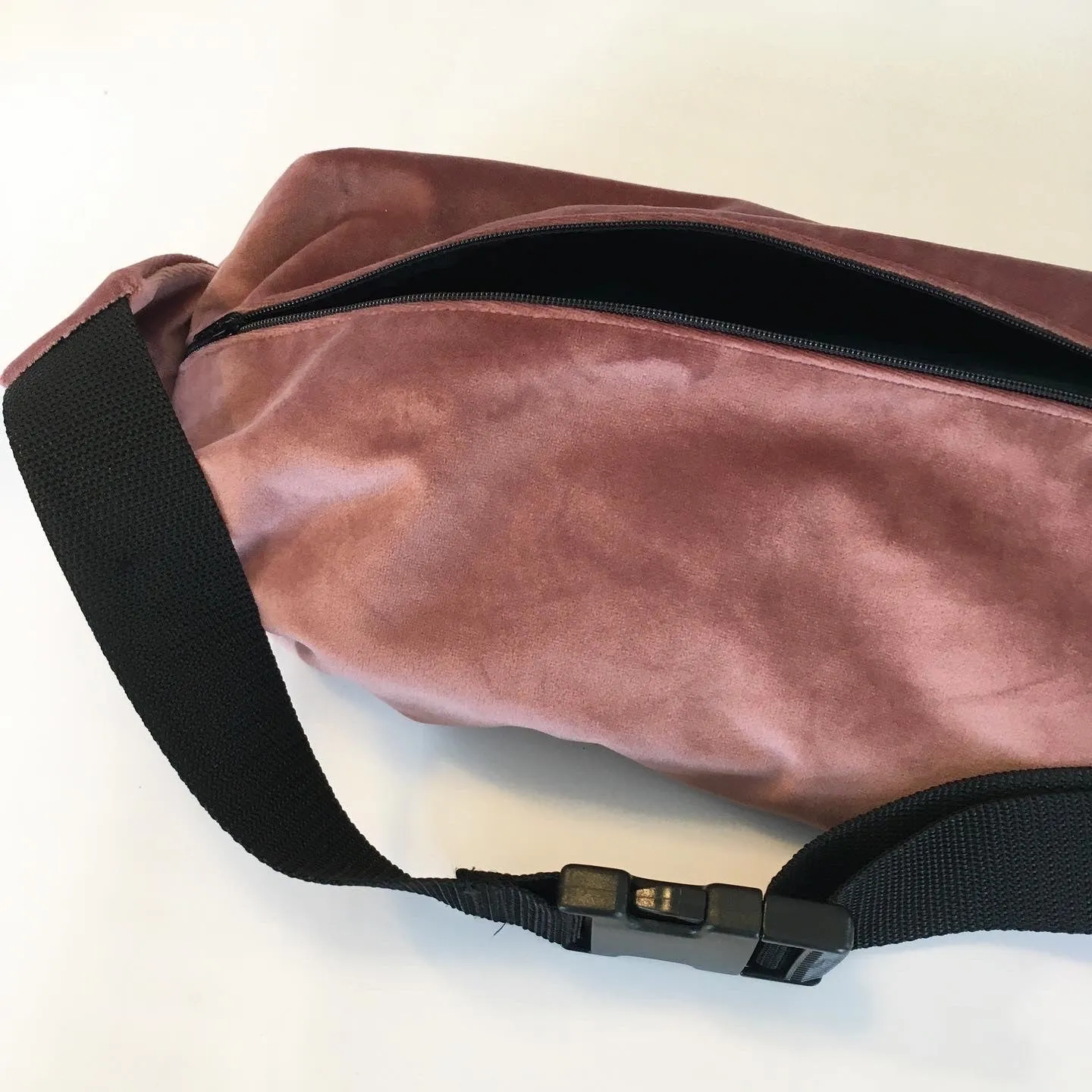 Crossbody bag i mørk rosa velour