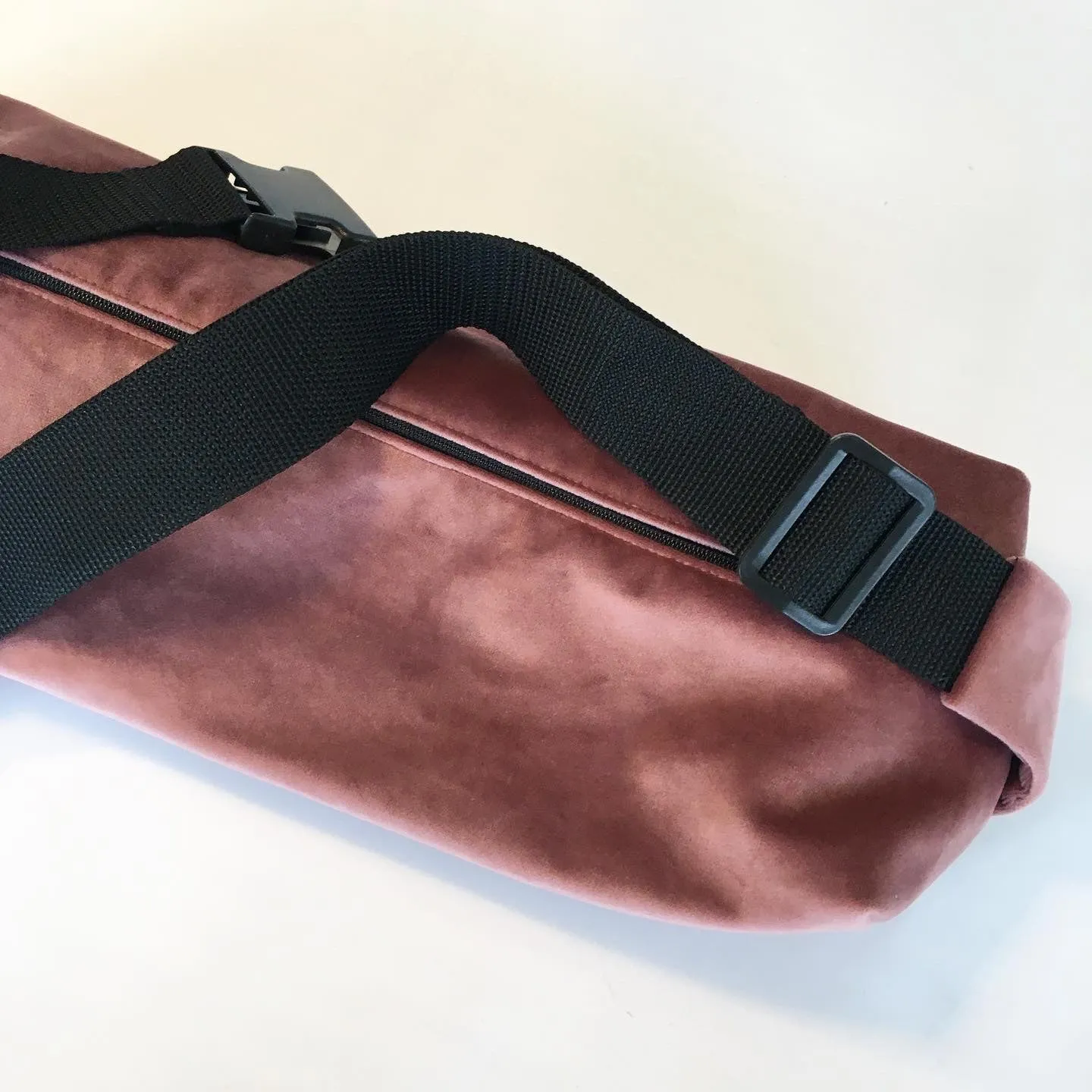 Crossbody bag i mørk rosa velour