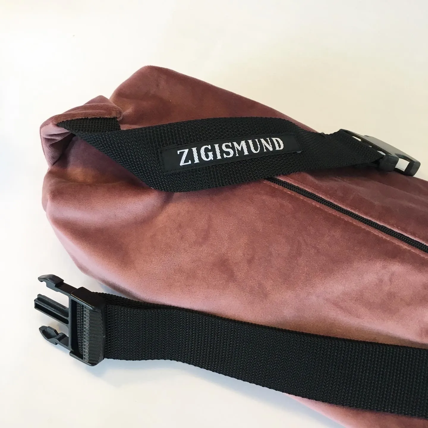 Crossbody bag i mørk rosa velour