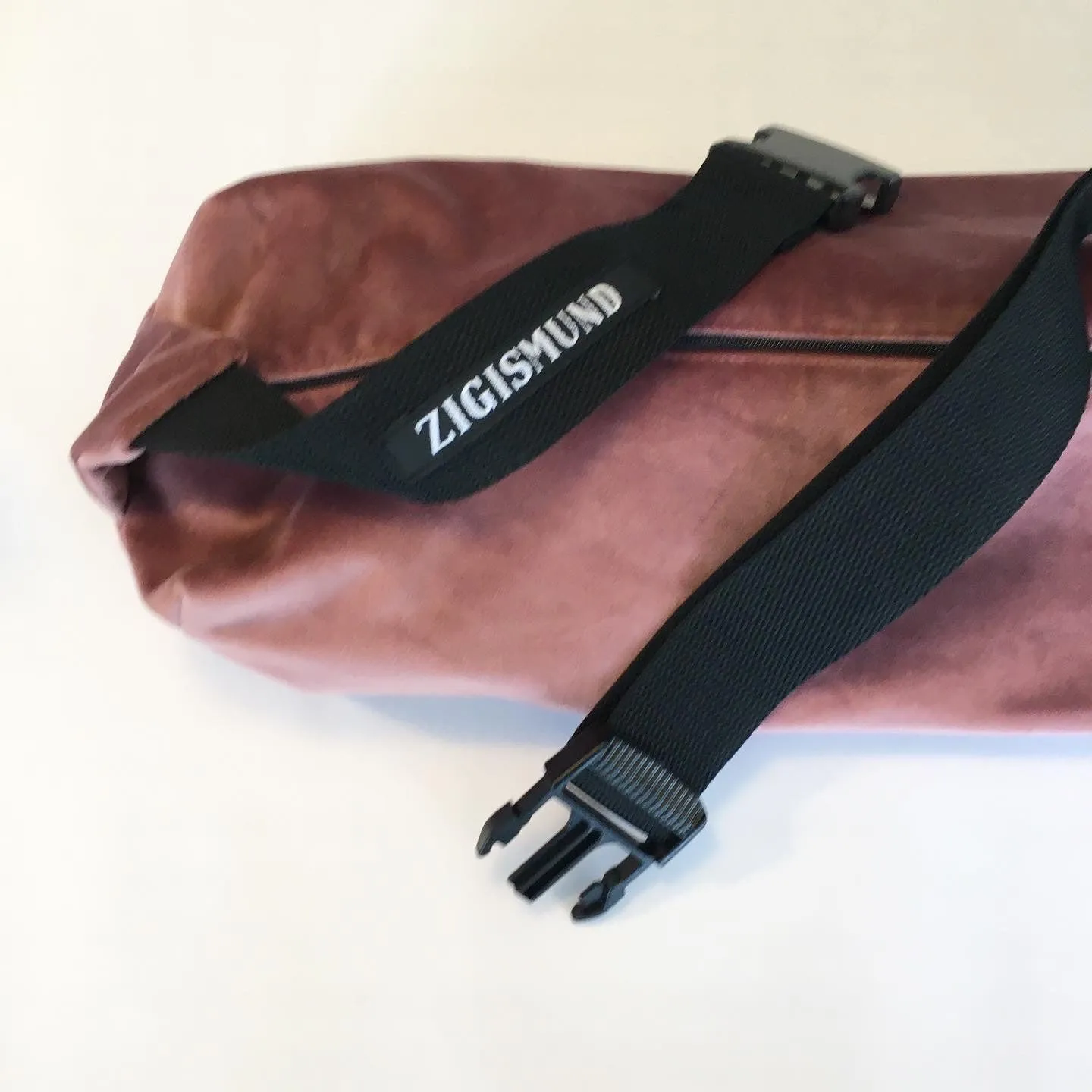 Crossbody bag i mørk rosa velour