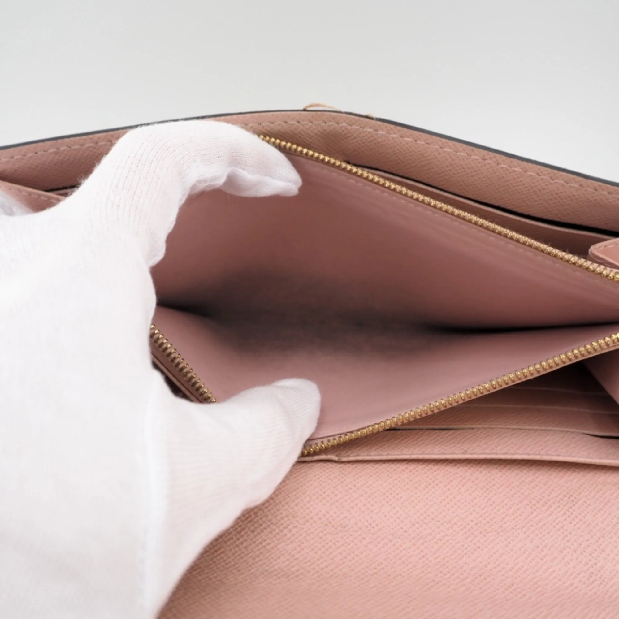 Louis Vuitton  Leather Wallet  ()