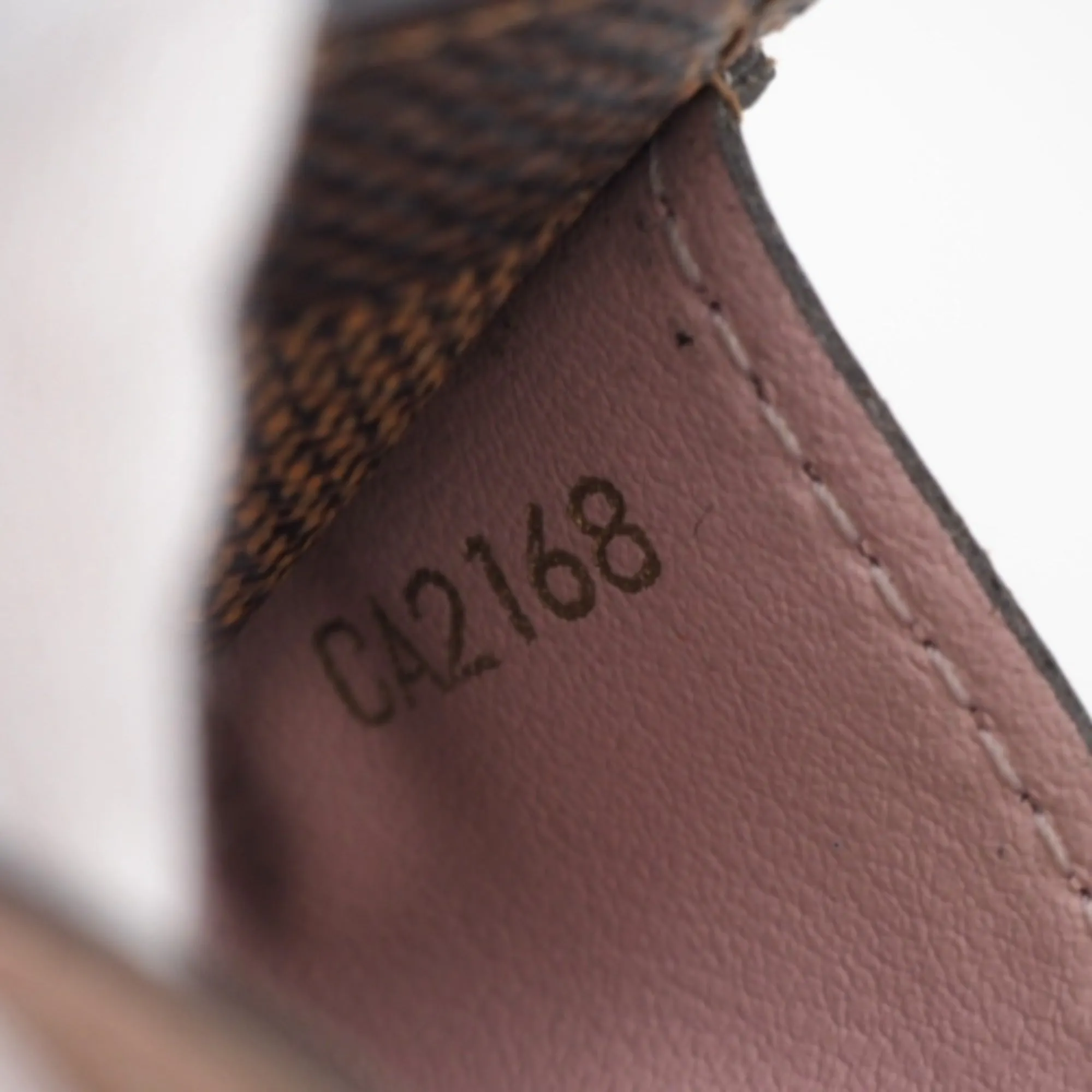 Louis Vuitton  Leather Wallet  ()