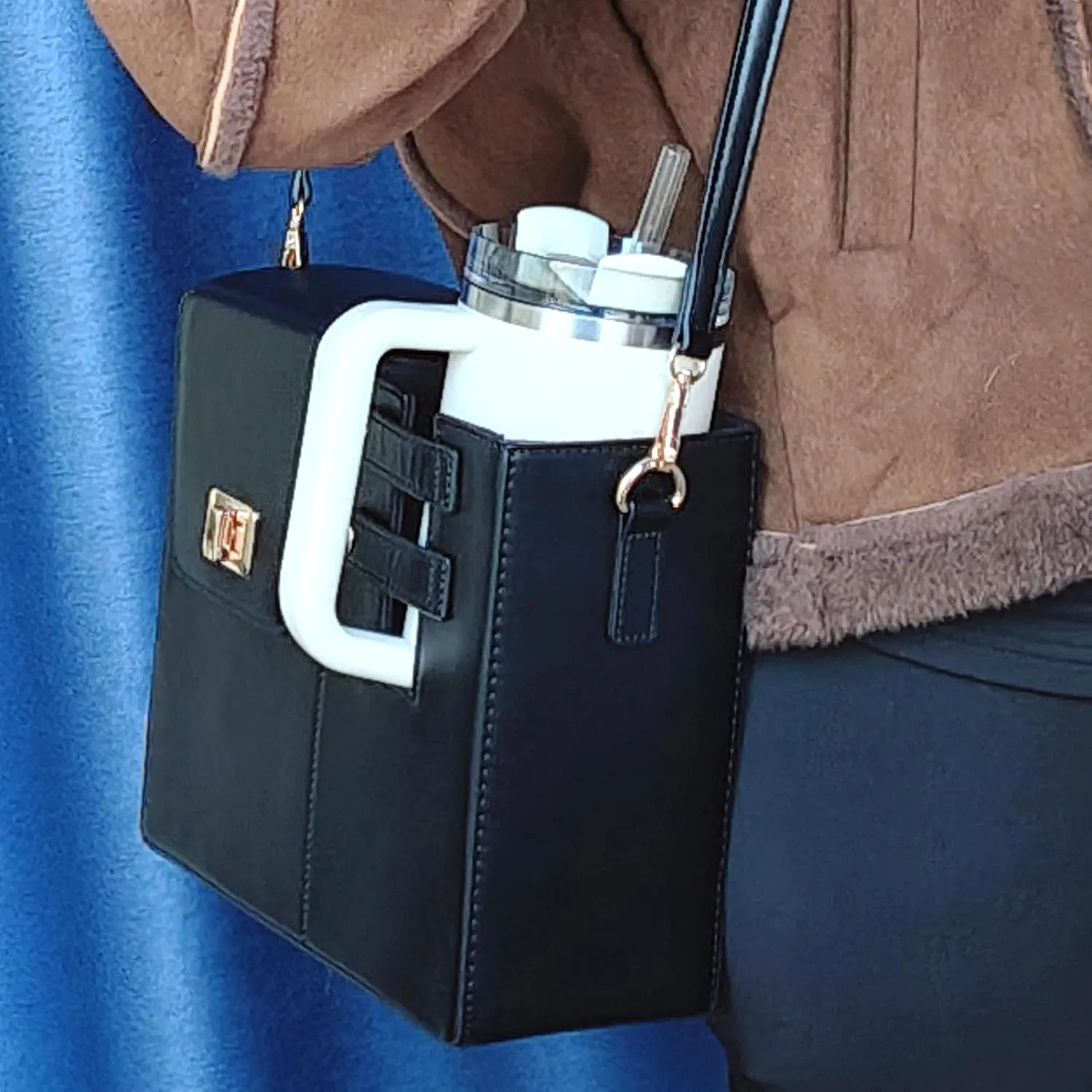 Outdoor Portable Crossbody Water Cup Storage Bag, Leather Water Bottle Holder with Adjustable Shoulder Strap, Black Water Bottle Carrier Bag with Storage Pocket for Women